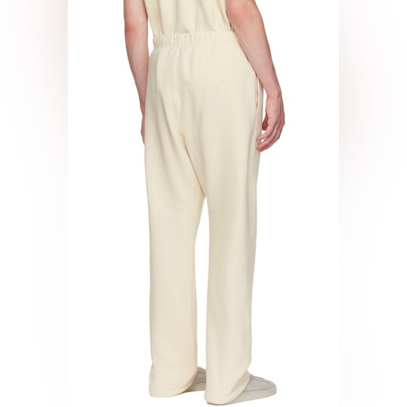 BNWT Men’s Fear of God Essentials Relaxed Sweatpant
Egg Shell XXL & XL - Picture 11 of 13